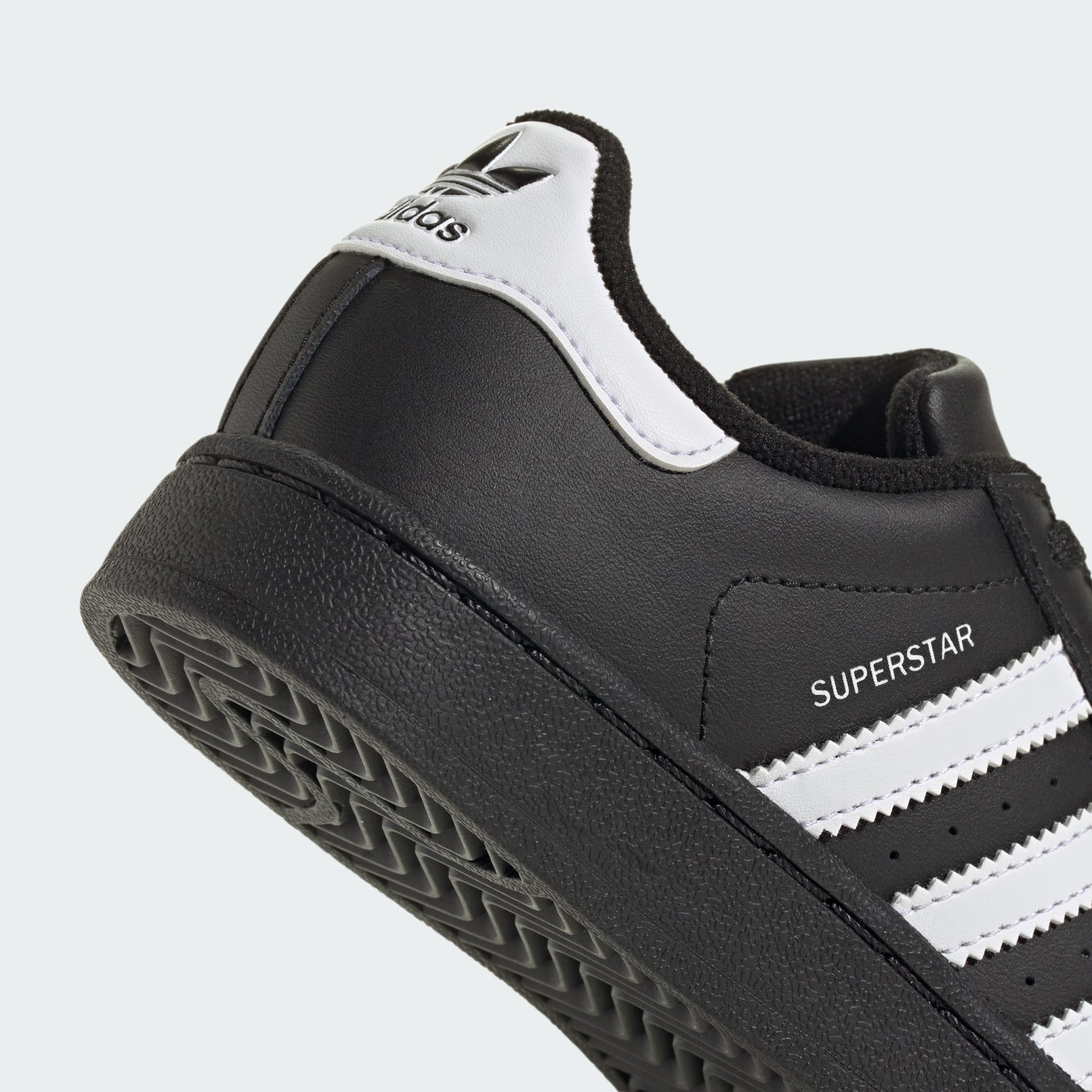 https://assets.adidas.com/images/w_1880,f_auto,q_auto/f7ad34c4e35a46d39243aace79f14a58_9366/JH9981_42_detail.jpg